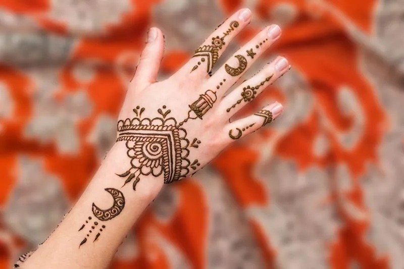 Henna leaves mehndi design using volini spray ||simple & easy mehndi design  with out mehndi paste. - YouTube